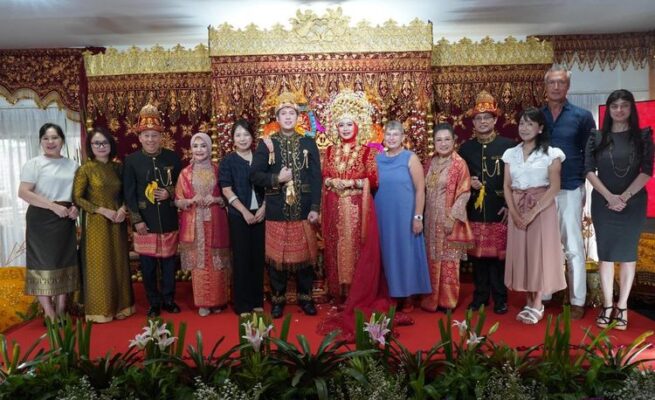 Pertunjukan budaya Indonesia yang menampilkan prosesi pernikahan adat Aceh mencuri perhatian para tamu asing di Manila, Filipina. Bertempat di Wisma Duta Besar RI Manila Rabu, pada 28 Mei 2025. (Foto: Dok. KBRI Manila)