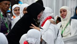 Wali Kota Banda Aceh Illiza Sa’aduddin Djamal melepaskan keberangkatan 124 jamaah haji Aceh yang tergabung dalam kloter 12 atau kloter terakhir, Kamis (29/5). (Foto: For Infoaceh.net)