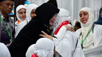 Wali Kota Banda Aceh Illiza Sa’aduddin Djamal melepaskan keberangkatan 124 jamaah haji Aceh yang tergabung dalam kloter 12 atau kloter terakhir, Kamis (29/5). (Foto: For Infoaceh.net)
