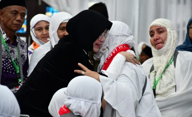 Wali Kota Banda Aceh Illiza Sa’aduddin Djamal melepaskan keberangkatan 124 jamaah haji Aceh yang tergabung dalam kloter 12 atau kloter terakhir, Kamis (29/5). (Foto: For Infoaceh.net)