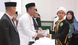 Sebanyak 49 santri Ma’had Daarut Tahfizh Al-Ikhlas resmi diwisuda setelah menyelesaikan hafalan 30 juz Al-Qur’an, Rabu malam (28/5).