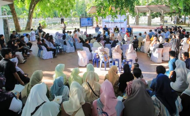 Ratusan warga kota ngobrol bareng Wali Kota Banda Aceh Illiza Sa'aduddin Djamal, Wakil Wali Kota Afdhal Khalilullah di "Forum Suara Warga", Jum'at sore, 30 Mei 2025, di Taman Putroe Phang. (Foto: For Infoaceh.net)