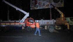 Pembongkaran baliho ilegal di kawasan Taman Putroe Phang Banda Aceh, Jum'at malam (30/5).