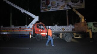 Pembongkaran baliho ilegal di kawasan Taman Putroe Phang Banda Aceh, Jum'at malam (30/5).