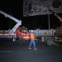 Pembongkaran baliho ilegal di kawasan Taman Putroe Phang Banda Aceh, Jum'at malam (30/5).