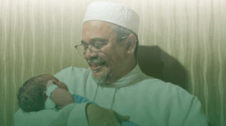 “Telah lahir Putra IB-HRS, Abdullah Rizieq Syihab, hari Selasa 29 Dzulqa’dah 1146 H / 27 Mei 2025 M,” tulis Syarifah.