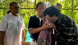 Ketua Umum GRIB Jaya, Rosario de Marshall alias Hercules, menyambangi kediaman mantan Kepala BIN Jenderal TNI (Purn) Sutiyoso di kawasan Cibubur, Rabu (28/5/2025).