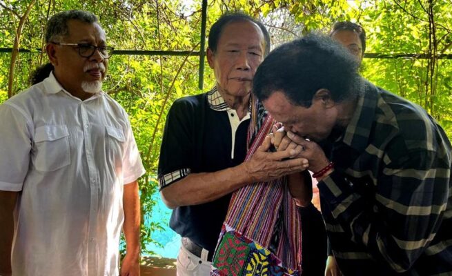 Ketua Umum GRIB Jaya, Rosario de Marshall alias Hercules, menyambangi kediaman mantan Kepala BIN Jenderal TNI (Purn) Sutiyoso di kawasan Cibubur, Rabu (28/5/2025).