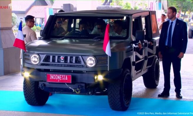 Gaya Prabowo Antar Presiden Macron Naik Maung Pindad, Disambut Sorak Pelajar di Magelang