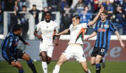 Jay Idzes bantu Venezia menang atas Fiorentina di Liga Italia. (REUTERS/Alessandro Garofalo)