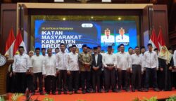 Bupati Bireuen Mukhlis melantik Amiruddin Cut Hasan sebagai Ketua Umum IMKB Banda Aceh periode 2025–2028 di Anjong Mon Mata, Banda Aceh, Sabtu malam, 14 Juni 2025. (Foto: Infoaceh.net/Fauzan Daud)