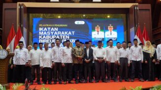 Bupati Bireuen Mukhlis melantik Amiruddin Cut Hasan sebagai Ketua Umum IMKB Banda Aceh periode 2025–2028 di Anjong Mon Mata, Banda Aceh, Sabtu malam, 14 Juni 2025. (Foto: Infoaceh.net/Fauzan Daud)