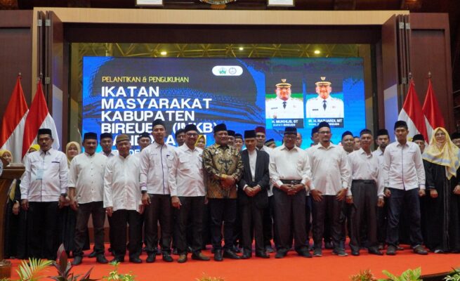 Bupati Bireuen Mukhlis melantik Amiruddin Cut Hasan sebagai Ketua Umum IMKB Banda Aceh periode 2025–2028 di Anjong Mon Mata, Banda Aceh, Sabtu malam, 14 Juni 2025. (Foto: Infoaceh.net/Fauzan Daud)