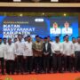 Bupati Bireuen Mukhlis melantik Amiruddin Cut Hasan sebagai Ketua Umum IMKB Banda Aceh periode 2025–2028 di Anjong Mon Mata, Banda Aceh, Sabtu malam, 14 Juni 2025. (Foto: Infoaceh.net/Fauzan Daud)