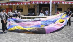 Balon Udara Raksasa Berisi Petasan Jatuh di Rumah Warga Ponorogo