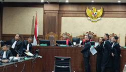 Hasto Rutin Doakan Jokowi dan Megawati di Gunung