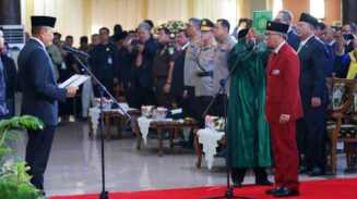 Sumpah Jabatan Pakai Bahasa Inggris, Waka DPR Tinggalkan Acara Pelantikan Rektor UPI