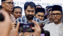 Gubernur Aceh Muzakir Manaf memberikan keterangan usai rapat bersama FORBES DPR/DPD RI asal Aceh di Meuligoe Gubernur, Jum'at malam (13/6). (Foto: For Infoaceh.net)
