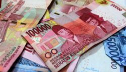 Uang rupiah.