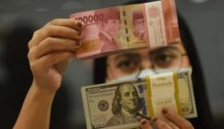Rupiah melemah terhadap dolar AS.