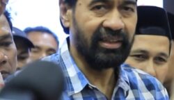 Gubernur Aceh Muzakir Manaf atau Mualem menjawab pertanyaan wartawan di Pendopo Gubernur Aceh, Jum'at malam (13/6)