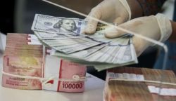 Nilai tukar rupiah terhadap dolar AS dibuka menguat tipis dalam perdagangan pasar spot Selasa, 10 Juni 2025.