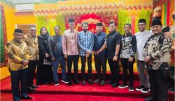 Enam Anggota DPR RI dan empat Anggota DPD RI asal Aceh menghadiri pertemuan dengan Gubernur Aceh Muzakir Manaf atau Mualem guna membahas sengketa empat pulau, di Pendopo Gubernur Aceh pada Jum'at malam (13/6). (Foto: Ist)