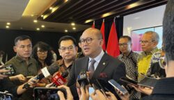 Chief Executive Officer (CEO) Danantara, Rosan Roeslani, kepada Menteri Perumahan dan Kawasan Permukiman (PKP) Maruarar Sirait (Ara) saat bertemu di Gedung Parlemen Singapura, Selasa, 17 Juni 2025.