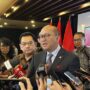 Chief Executive Officer (CEO) Danantara, Rosan Roeslani, kepada Menteri Perumahan dan Kawasan Permukiman (PKP) Maruarar Sirait (Ara) saat bertemu di Gedung Parlemen Singapura, Selasa, 17 Juni 2025.