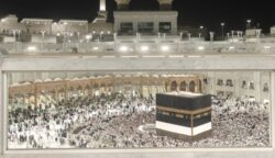 Jemaah calon haji dari berbagai negara melakukan Tawaf di Masjidil Haram, Makkah, Arab Saudi