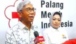 Sekretaris Jenderal PMI Pusat, A.M. Fachir bersama Wakil Ketua Umum Koordinator Bidang Sosial Kadin Indonesia, Nita Yudi, dalam konferensi pers di kantor PMI Pusat, kawasan Gatot Subroto, Jakarta Selatan, Kamis, 5 Juni 2025.
