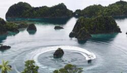 Perahu Boat melintasi kawasan wisata Piaynemo di Raja Ampat