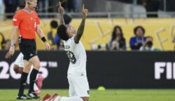 Pemain Botafogo, Igor Jesus rayakan gol ke gawang PSG