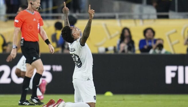 Pemain Botafogo, Igor Jesus rayakan gol ke gawang PSG