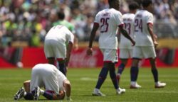 Pemain PSG Achraf Hakimi selebrasi gol sujud syukur