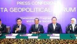 Menteri ESDM, Bahlil Lahadalia (tengah) dalam konferensi pers di acara akarta Geopolitical Forum di kawasan Lapangan Banteng, Jakarta Pusat, Selasa, 24 Juni 2025