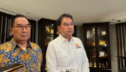 Wakil Ketua Umum Koordinator Bidang Hukum dan HAM, Sarana/Prasarana Kadin Indonesia, Aziz Syamsudin (kanan) dan Ketua BANI Anangga W. Roosdiono (kiri)
