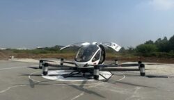 taksi terbang EHang 216-s yang membawa penumpang manusia untuk pertama kalinya di langit Phantom Ground Park, PIK 2, Kabupaten Tangerang, Rabu (25/6/2025).