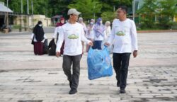 Pegawai PLN Aceh bersama Komunitas Peduli Lingkungan mengikuti kegiatan Zero Waste Warrior di komplek Taman Ratu Safiatudin Banda Aceh Kamis (12/6)