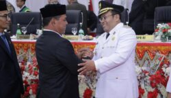 Bupati Aceh Besar Syech Muharram Idris memberikan ucapan selamat kepada Zulkifli H Adam, Wali Kota Sabang periode 2025-2030, usai dilantik oleh Gubernur Aceh di Gedung DPRK Sabang, Sabtu (14/6). (Foto: Ist)