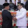 Bupati Aceh Besar Syech Muharram Idris memberikan ucapan selamat kepada Zulkifli H Adam, Wali Kota Sabang periode 2025-2030, usai dilantik oleh Gubernur Aceh di Gedung DPRK Sabang, Sabtu (14/6). (Foto: Ist)