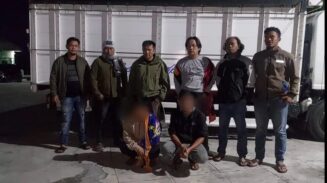 Unit Intel Kodim 0119 Bener Meriah saat mengamankan truk dan pengangkut getah pinus ilegal. (Foto: Dok. Kodim Bener Meriah)