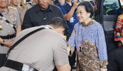 Momen Kapolri Cium Tangan Megawati Terkesan Tak Ada Persoalan