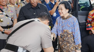 Momen Kapolri Cium Tangan Megawati Terkesan Tak Ada Persoalan