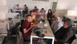 Drs. Isa Alima, pemerhati sosial Aceh bersama kelompok penyandang disabilitas di Sigli, Kabupaten Pidie. (Foto: For Infoaceh.net)