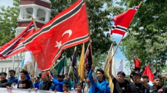 Ratusan masyarakat dan mahasiswa dari berbagai perguruan tinggi di Aceh menggelar aksi unjuk rasa di halaman Kantor Gubernur Aceh, Banda Aceh, Senin 16 Juni 2025.