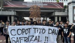 Mahasiswa yang mengatasnamakan Persatuan Mahasiswa Aceh Jakarta Raya menggelar demo di depan Gedung Kemendagri, Jakarta Pusat, Jum’at (13/6/2025). (Foto: Ist)