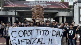 Mahasiswa yang mengatasnamakan Persatuan Mahasiswa Aceh Jakarta Raya menggelar demo di depan Gedung Kemendagri, Jakarta Pusat, Jum’at (13/6/2025). (Foto: Ist)