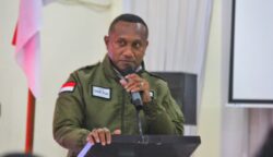 Anggota DPR RI Dapil Papua, Yan Permenas Mandenas