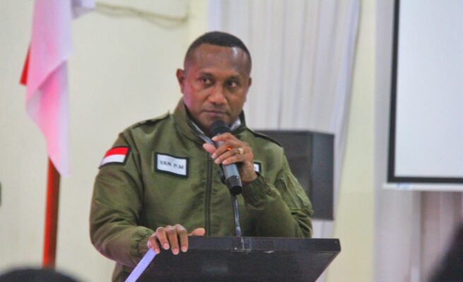 Anggota DPR RI Dapil Papua, Yan Permenas Mandenas